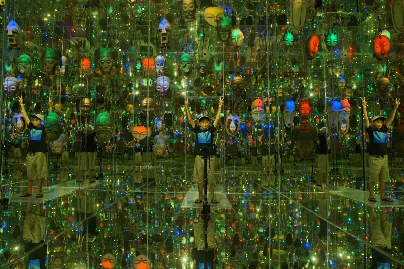 Mirror in the Museum: How the Urge to Document Yourself Inside Immersive Art Quietly Dismantles the Experience